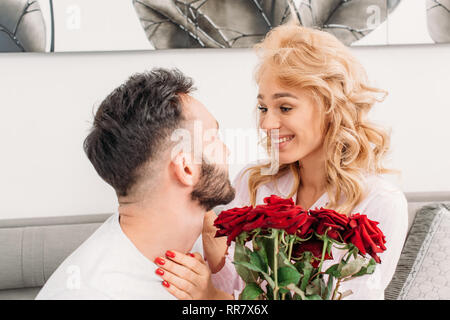 Jeune femme blonde à la recherche de petit ami avec Smile Banque D'Images