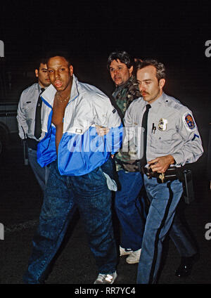 Oxon Hill, Maryland. USA, 19 novembre 1988 La Police de Prince George's County prendre rue crack en garde à vue après les agents d'infiltration s'achète de la roche de la cocaïne. Banque D'Images