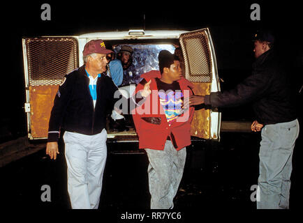 Oxon Hill, Maryland. USA, 19 novembre 1988 La Police de Prince George's County prendre rue crack en garde à vue après les agents d'infiltration s'achète de la roche de la cocaïne. Banque D'Images