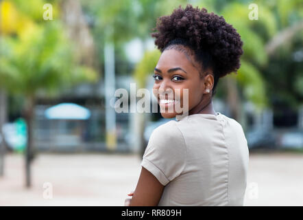 Smiling Caraïbes femme avec cheveux afro en plein air l'été Banque D'Images