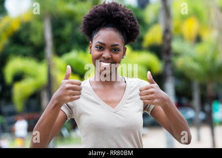 Heureux Caraïbes femme aux cheveux afro en plein air l'été Banque D'Images