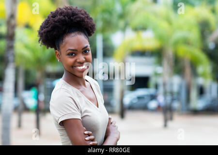 Jolie femme cheveux afro caraïbes avec piscine en été Banque D'Images