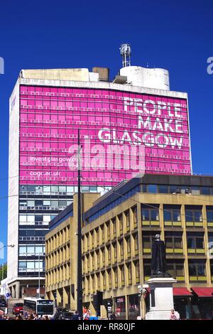 Les gens font de Glasgow met Tower Building de George Square lors d'une Sunny journée d'été. Glasgow, Écosse, Royaume-Uni. Banque D'Images