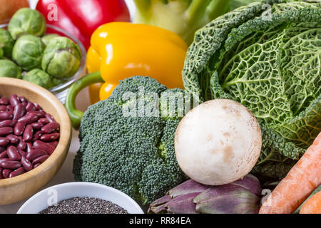 Contexte de l'alimentation saine et propre de manger avec des fruits, légumes, légumes feuilles, superfood. Soft focus. Banque D'Images