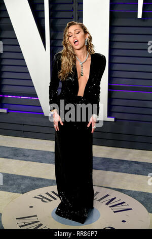 Miley Cyrus assistant à la Vanity Fair Oscar Party organisée à l'Annenberg Center for the Performing Arts à Beverly Hills, Los Angeles, Californie, USA. Banque D'Images