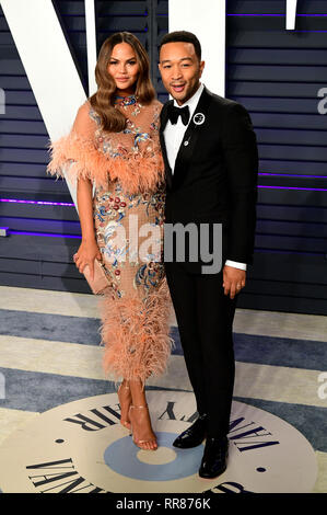 Chrissy Teigen (à gauche) et John Legend participant à la Vanity Fair Oscar Party organisée à l'Annenberg Center for the Performing Arts à Beverly Hills, Los Angeles, Californie, USA. Banque D'Images