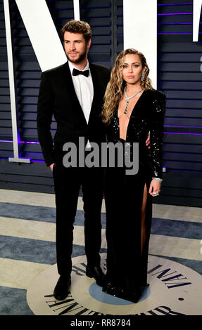 Liam Hemsworth (à gauche) et Miley Cyrus assistant à la Vanity Fair Oscar Party organisée à l'Annenberg Center for the Performing Arts à Beverly Hills, Los Angeles, Californie, USA. Banque D'Images