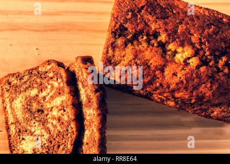 Gâteau au chocolat brun clair sur fond de bois, table.top view with copy space Banque D'Images