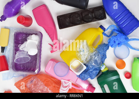 Les déchets plastiques isolated on white Banque D'Images