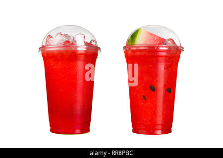 De délicieux smoothies aux fruits dans des gobelets en plastique, sur un fond blanc. Deux cocktails des pastèques et de petits fruits. Isolées. Banque D'Images