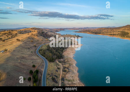 Riverina Highway et pont sur le fleuve Murray au coucher du soleil. Du lac Hume Village, New South Wales, Australia Banque D'Images