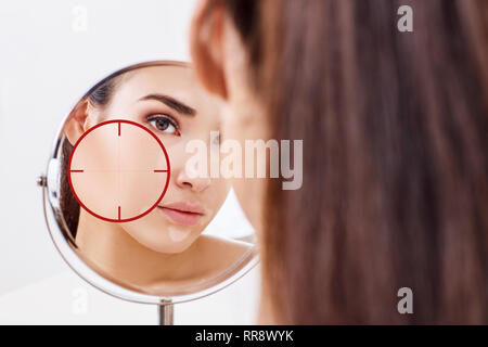 Femme avec vitiligo regarde dans le miroir. Banque D'Images