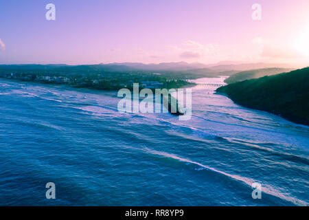 Vue aérienne de Tallebudgera creek bouche côte de l'océan et au coucher du soleil. Gold Coast, Queensland, Australie Banque D'Images