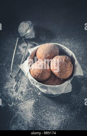 De savoureux beignets faits maison et fraîchement cuits et chauds boules Banque D'Images