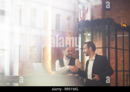 Cheerful Business People in Cafe Banque D'Images