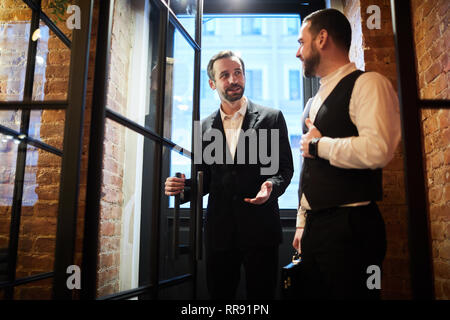 Messieurs entrant Restaurant Banque D'Images