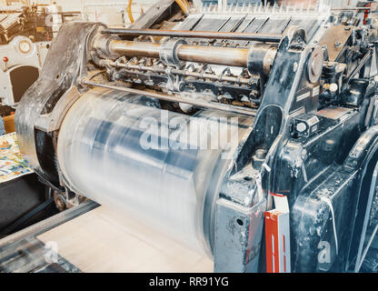 Old vintage machine d'impression pour la découpe du carton dans l'imprimerie. Fort, la production. Banque D'Images