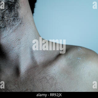 Photo d'un homme au cou. Les cheveux du visage et des cheveux de corps peut être vu. La photo en gros plan. Banque D'Images