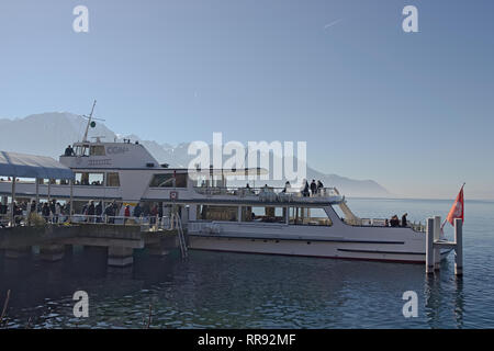 Montreux, Suisse - 0217, 2019 : Transport navire ancré à Montreux l'embarquement des passagers. Banque D'Images