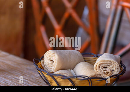 L'alimentation de l'Afrique. Rouleaux de l'Injera - un pain au levain fabriqué à partir de farine de teff. C'est le plat national de l'Éthiopie, l'Érythrée, la Somalie et Djibouti Banque D'Images