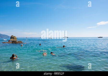 Les gens s'amusent sur la plage de Monterosso al Mare en Ligurie, Itali Banque D'Images