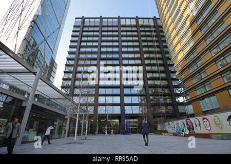 Amazon's anonymous nouveau siège britannique building à Londres au lieu principal, près de Liverpool Street. Tour résidentielle adjacente montre à droite. Banque D'Images