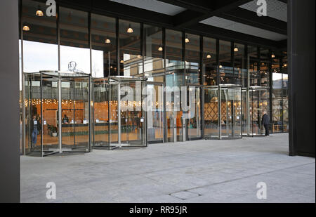 Entrée de l'amazone nouvelles anonyme siège britannique building à Londres au lieu principal, près de Liverpool Street. Tour résidentielle montre à droite. Banque D'Images