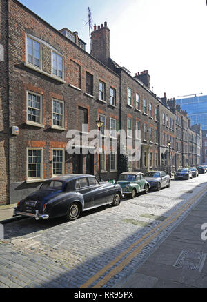 Elder Street à Shoreditch, London, UK. Un Géorgien d'origine avec la surface pavée de la rue. Date de 1725. Voiture Vintage Bently en premier plan. Banque D'Images