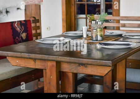 Détail d'un restaurant au style rustique avec table et chaises en bois Banque D'Images