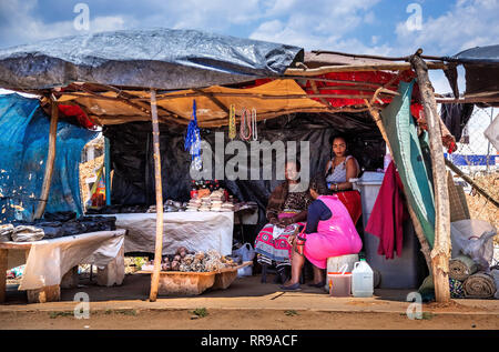 Johannesburg, Afrique du Sud, 9 Novembre - 2018 : blocage avec Hawker mesdames la vente locale des remèdes aux maux communs, sur le côté de la route. Banque D'Images