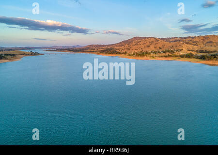 Pont sur le fleuve Murray et du lac Hume au coucher du soleil paysage - vue aérienne Banque D'Images