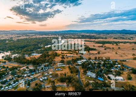 Vue aérienne du lac Hume Village et Murray River au crépuscule Banque D'Images