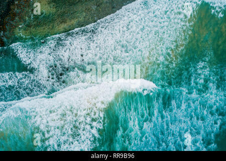 Vue aérienne - en regardant l'écrasement des vagues océaniques et mousse blanche Banque D'Images