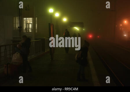 Dubna, Russie - 5 novembre, 2018 : Les gens de Dubna railway station vous attendent dans un épais brouillard de trains de banlieue dans la nuit. Banque D'Images