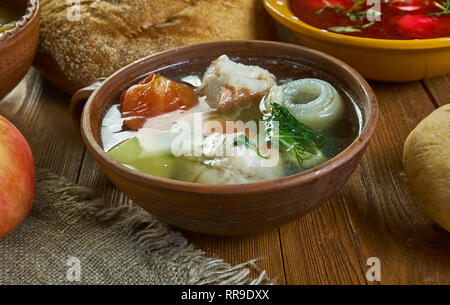 Ukha Sibérie russe, les soupes de poisson traditionnel , un assortiment de plats, vue d'en haut. Banque D'Images