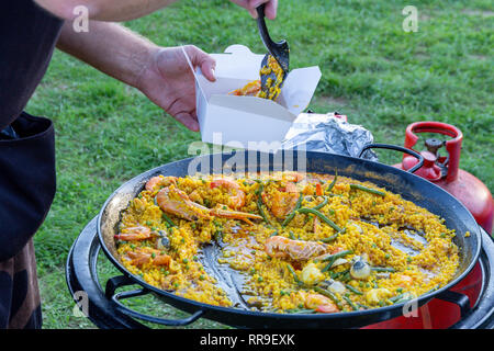 Une grande poêle de paella aux fruits de mer d'être servi en plein air Banque D'Images