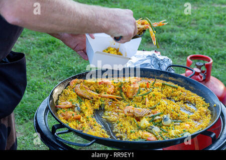 Une grande poêle de paella aux fruits de mer d'être servi en plein air Banque D'Images