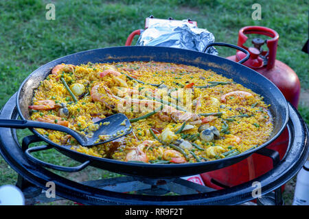 Une grande poêle de paella aux fruits de mer d'être servi en plein air Banque D'Images