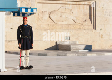 Grèce, Athènes, Attique, Evzones soldat grec sur le défilé à l'extérieur de l'édifice du Parlement. Banque D'Images