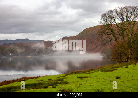 Tôt le matin, la brume au-dessus du lac de Grasmere Grasmere, dans le parc national de Lake District, Cumbria, Angleterre