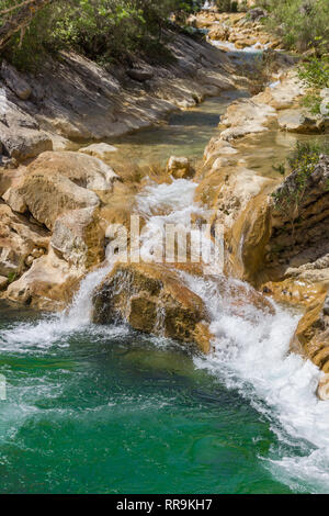 Ruisseau coule dans le Rio Borosa dans le Parc National de Cazorla, Espagne Banque D'Images