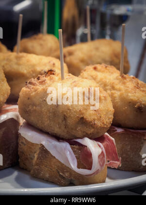 Croquettes de jambon ibérique dans un bar pinchos à Bilbao, en Espagne Tapas typique Banque D'Images
