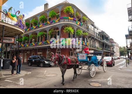 New Orleans French Quarter, vue d'un cheval et carriage crossing Royal Street dans le centre du quartier français (Vieux Carré), New Orleans, USA. Banque D'Images