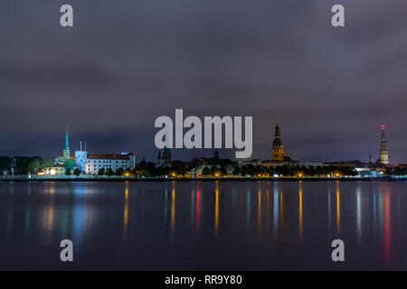 Vue panoramique vue de nuit sur la vieille ville de Riga la capitale de la Lettonie ville de rive gauche du fleuve Daugava. Son unique avec une architecture gothique et médiévale. Banque D'Images