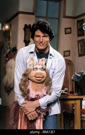 CHRISTOPHER REEVE mit "Miss Piggy' als Gast dans der 'Muppets Show', 70er Jahre. / Überschrift : Christopher Reeve Banque D'Images