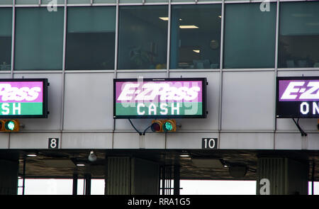 NEW YORK, USA - 14 décembre 2018 : EZPass signes et terminal. E ZPass est le péage électronique utilisé sur les routes à péages, tunnels et ponts, Banque D'Images