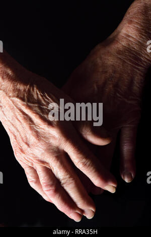 Mains de femme âgée Banque D'Images