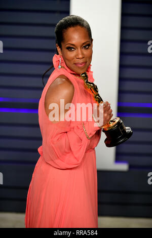 Regina King avec son Oscar du meilleur second rôle féminin participant à la Vanity Fair Oscar Party organisée à l'Annenberg Center for the Performing Arts à Beverly Hills, Los Angeles, Californie, USA. Banque D'Images