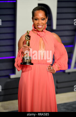 Regina King avec son Oscar du meilleur second rôle féminin participant à la Vanity Fair Oscar Party organisée à l'Annenberg Center for the Performing Arts à Beverly Hills, Los Angeles, Californie, USA. Banque D'Images