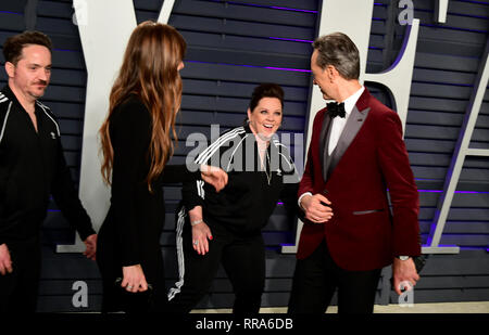 Ben Falcone (de gauche à droite), Olivia Grant, Melissa McCarthy et Richard E. Grant assistant à la Vanity Fair Oscar Party organisée à l'Annenberg Center for the Performing Arts à Beverly Hills, Los Angeles, Californie, USA. Banque D'Images